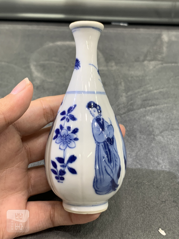 清康熙青花四美图瓜棱小胆瓶 - 图3